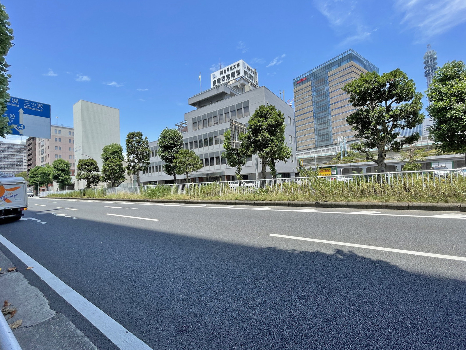ウエインズ&イッセイ横浜ビル前面の通り