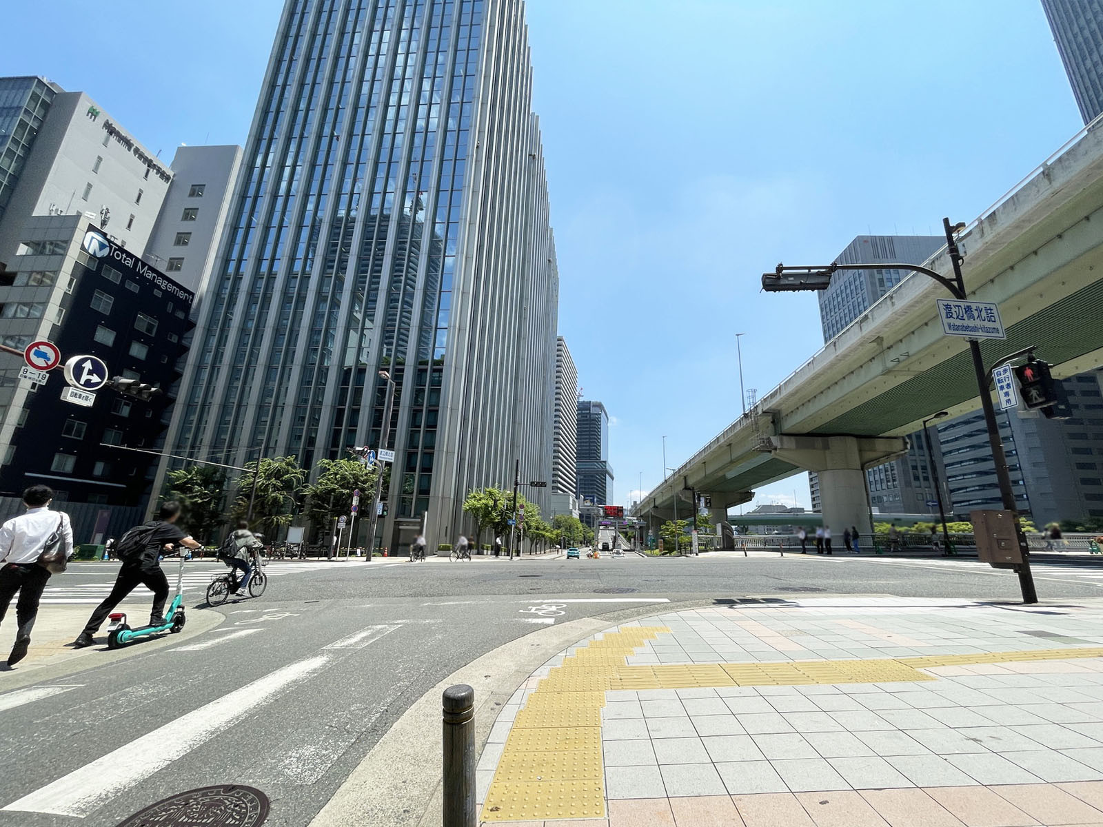 オフィス堂島前面の通り