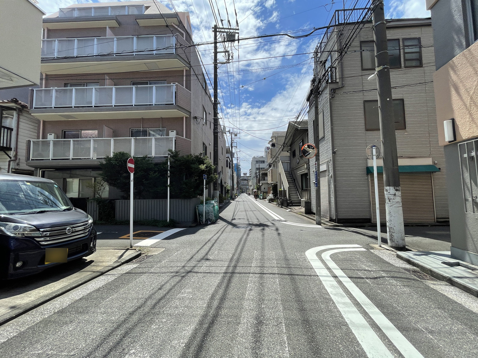 第1暁ビル前面の通り