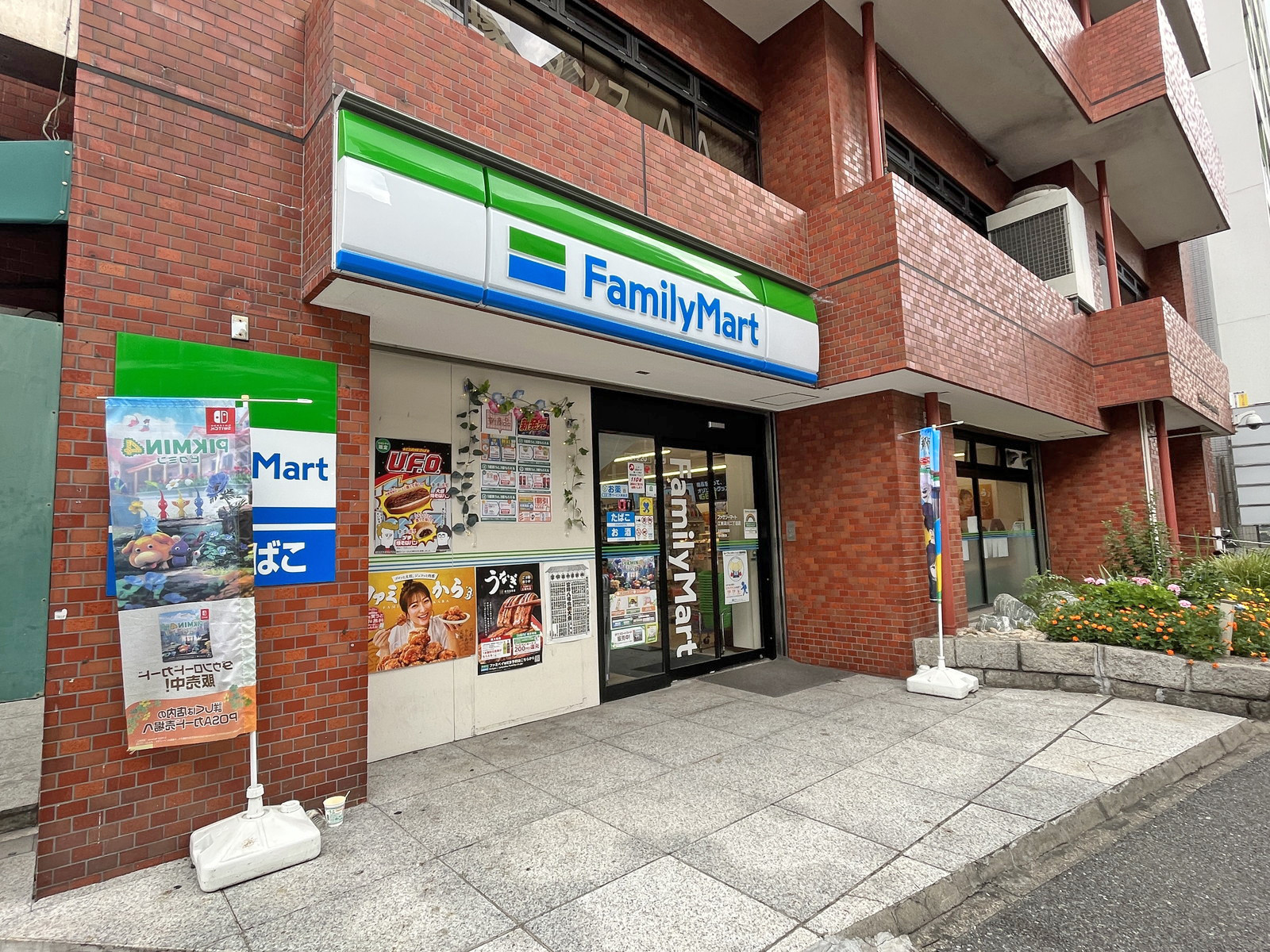 向かいの通りのファミリーマート江東深川二丁目店