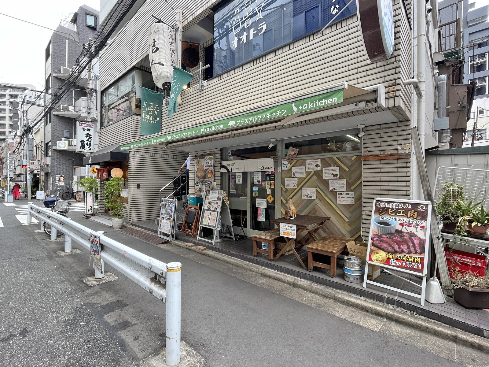付近には飲食店が充実