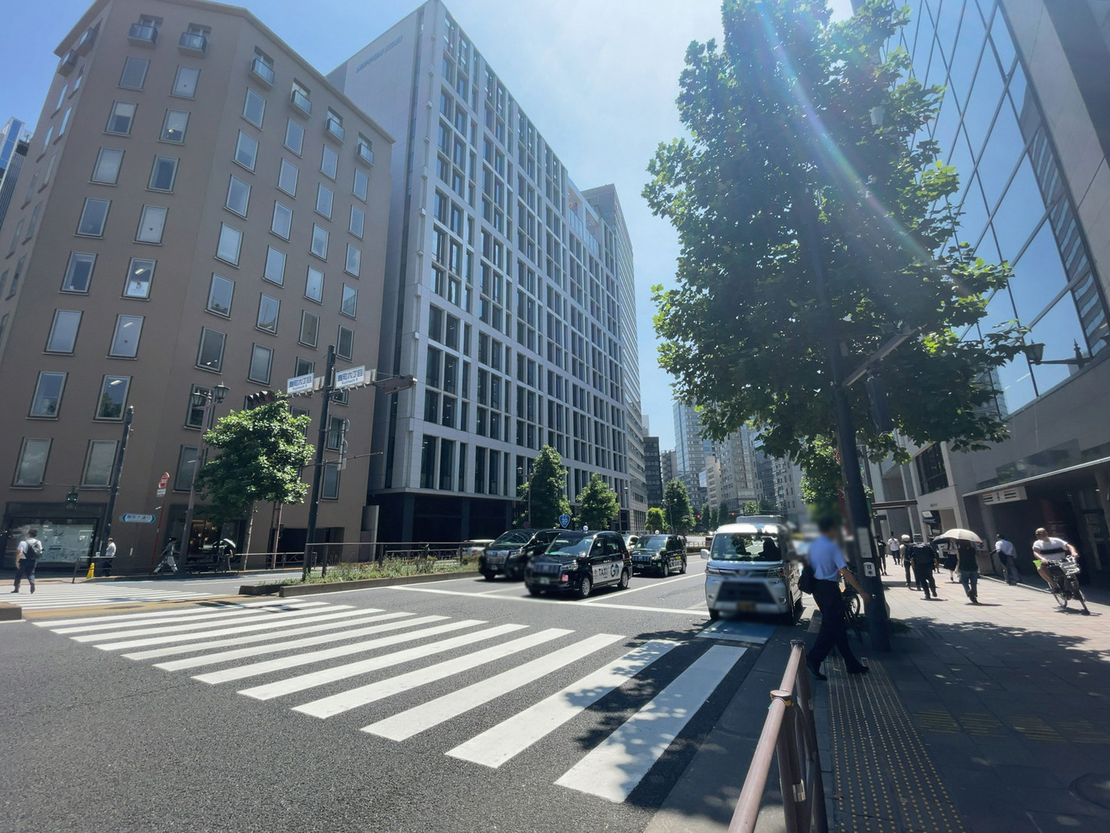 第7秋山ビルディング前面の新宿通り