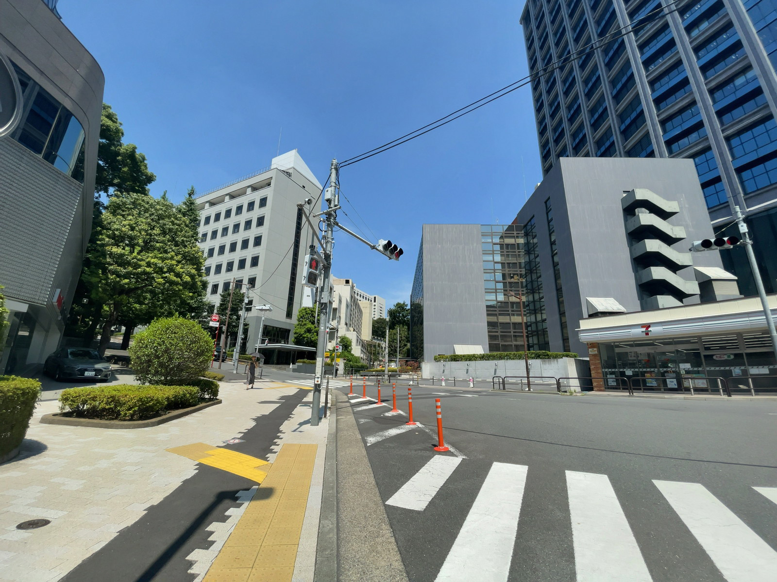 泉館紀尾井町前面の通り