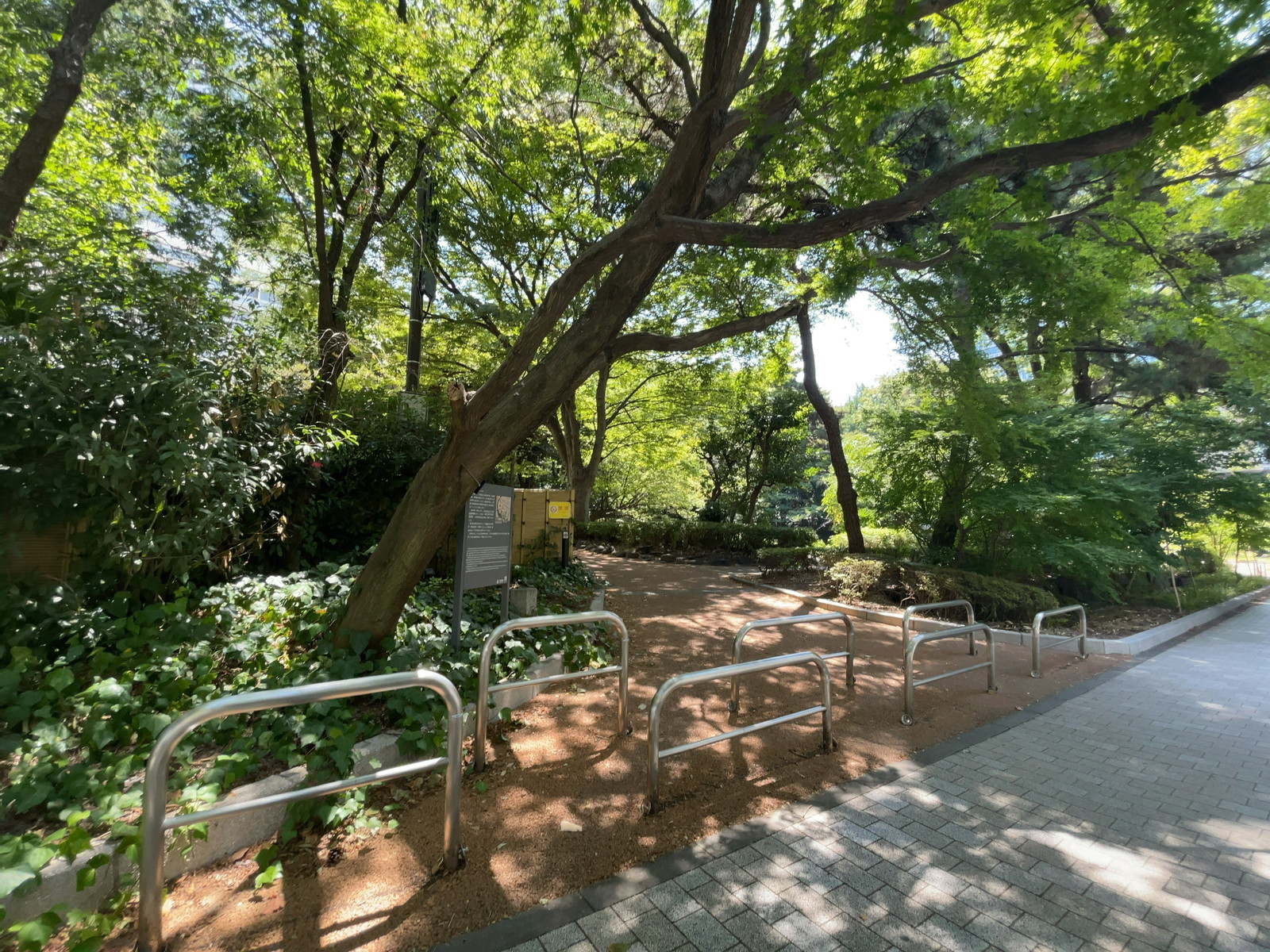 徒歩2分の千代田区立清水谷公園