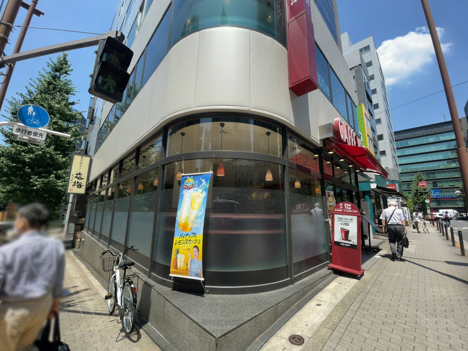 至近のカフェ・ベローチェ 麹町店