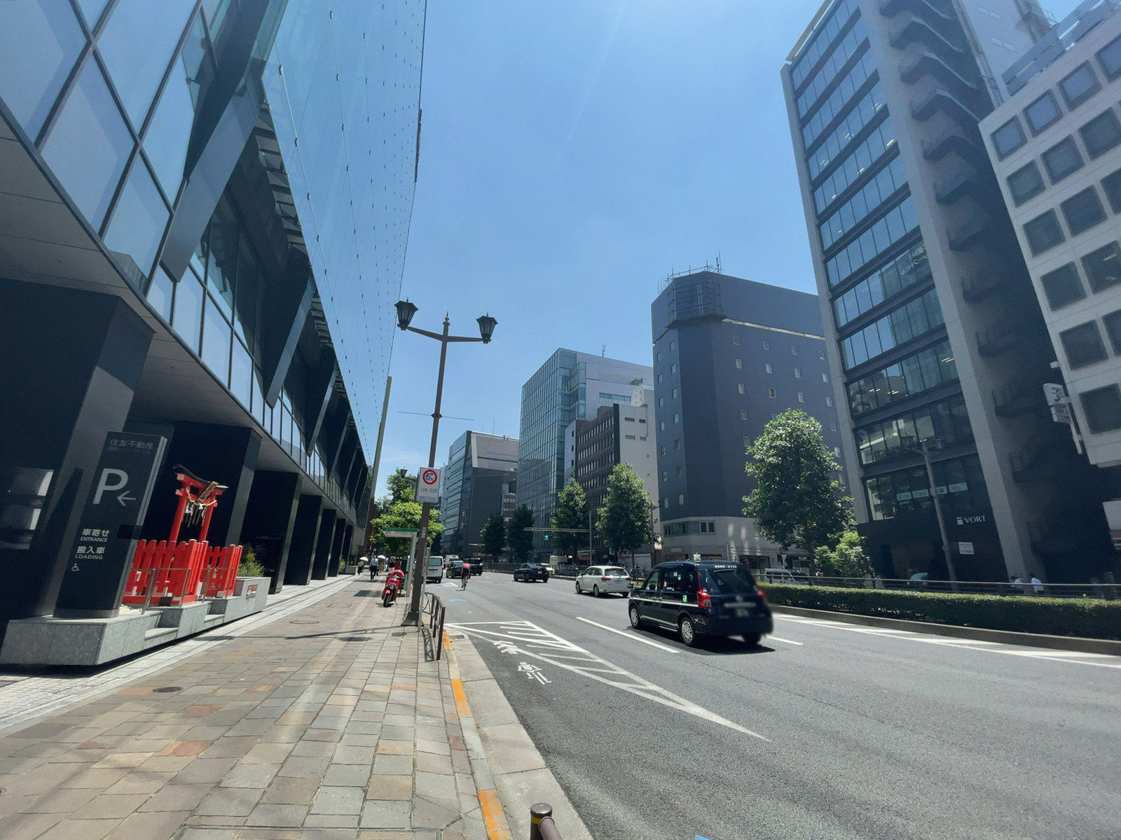麹町ミッドスクエア前面の新宿通り
