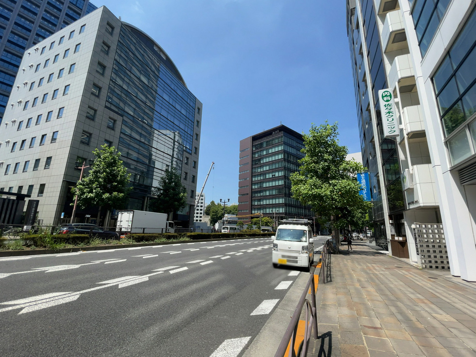 アトム麹町タワー前面の通り