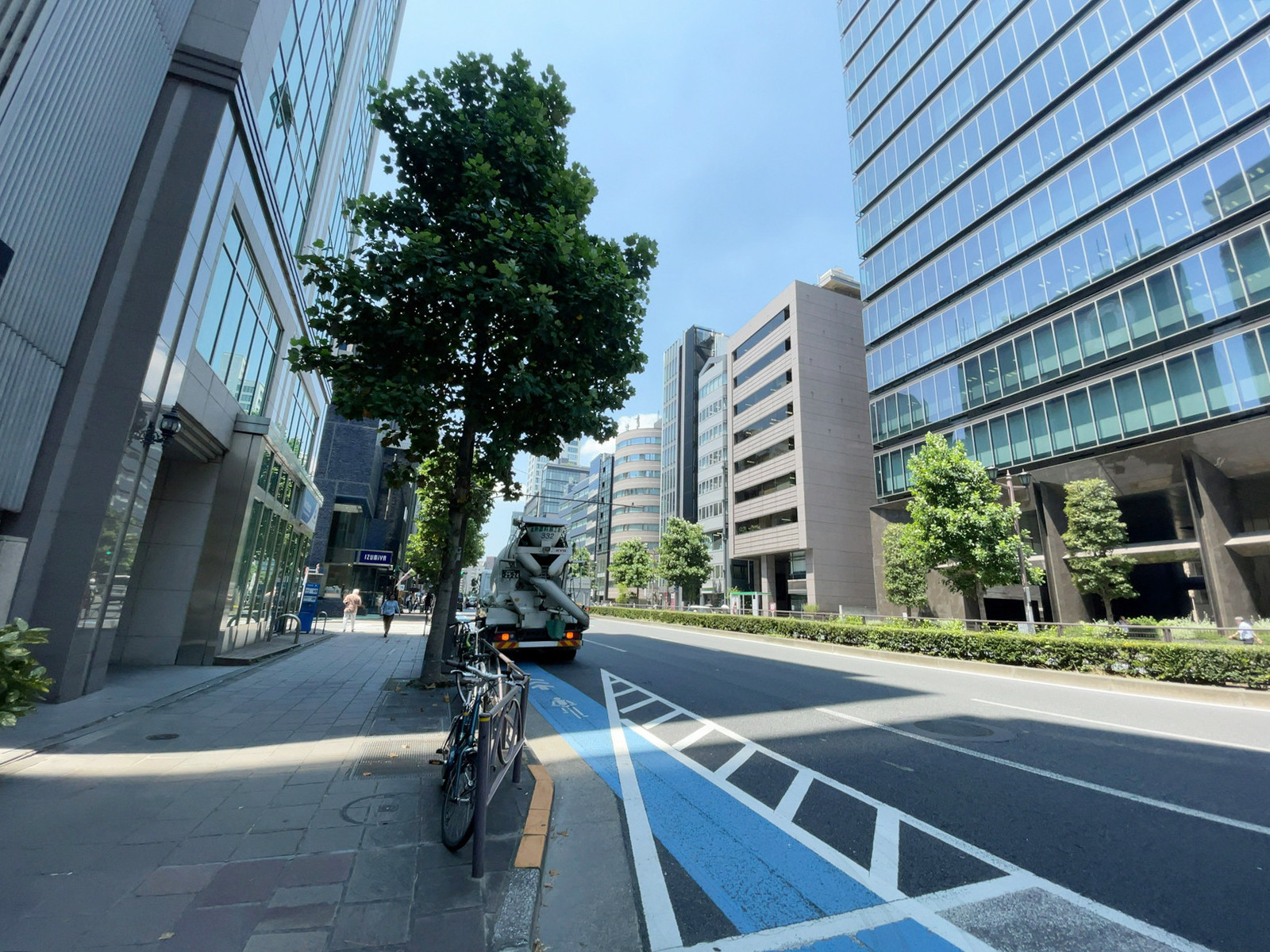 FDC麹町ビル前面の新宿通り
