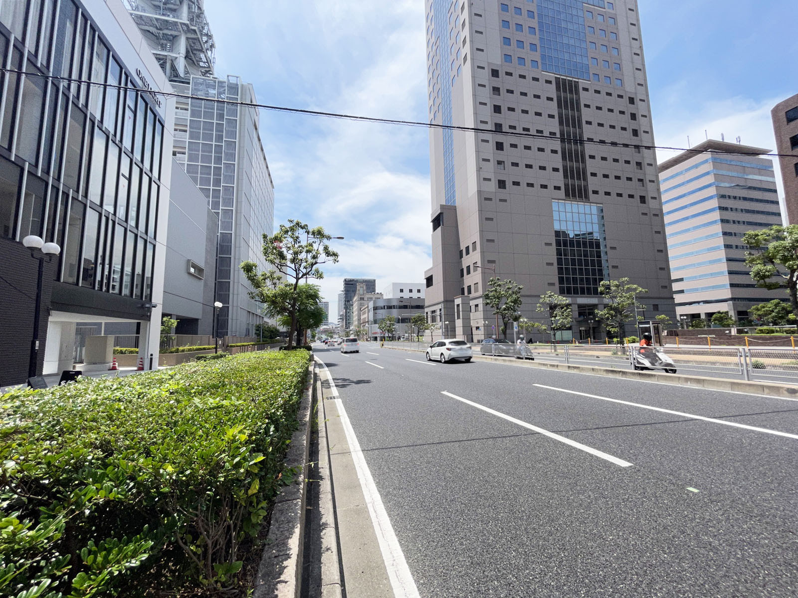 ONELIGHT海岸通前面の通り