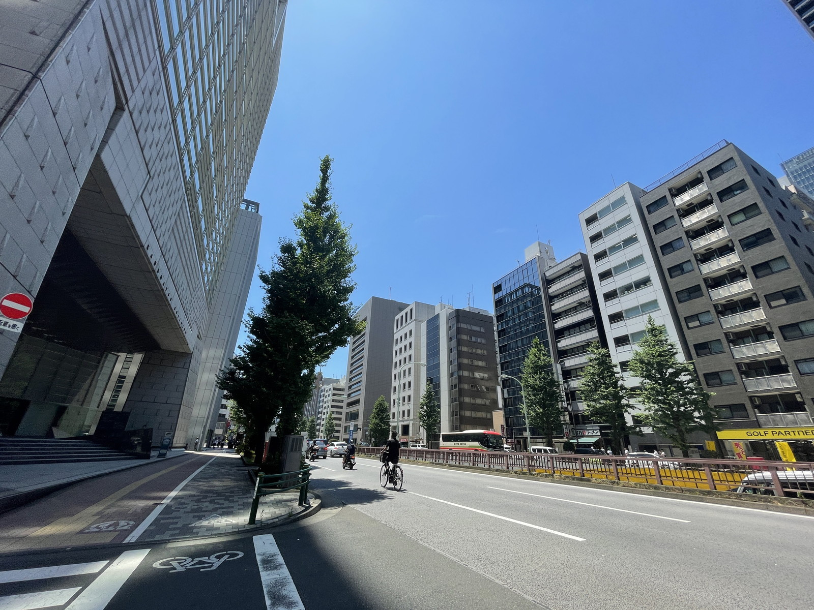 兼松ビルディング本館前面の通り