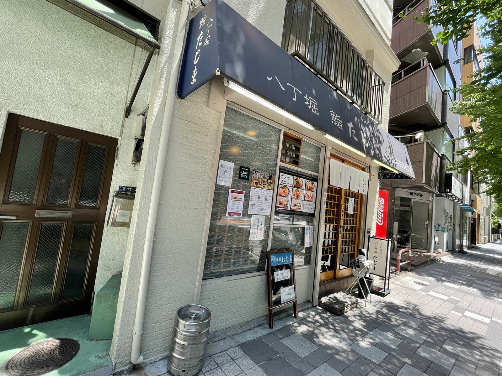周辺には飲食店があり