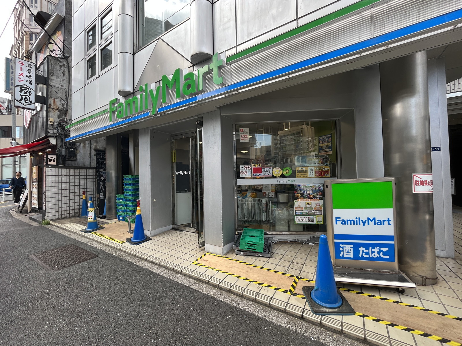 隣りにあるファミリーマート 南青山六丁目店