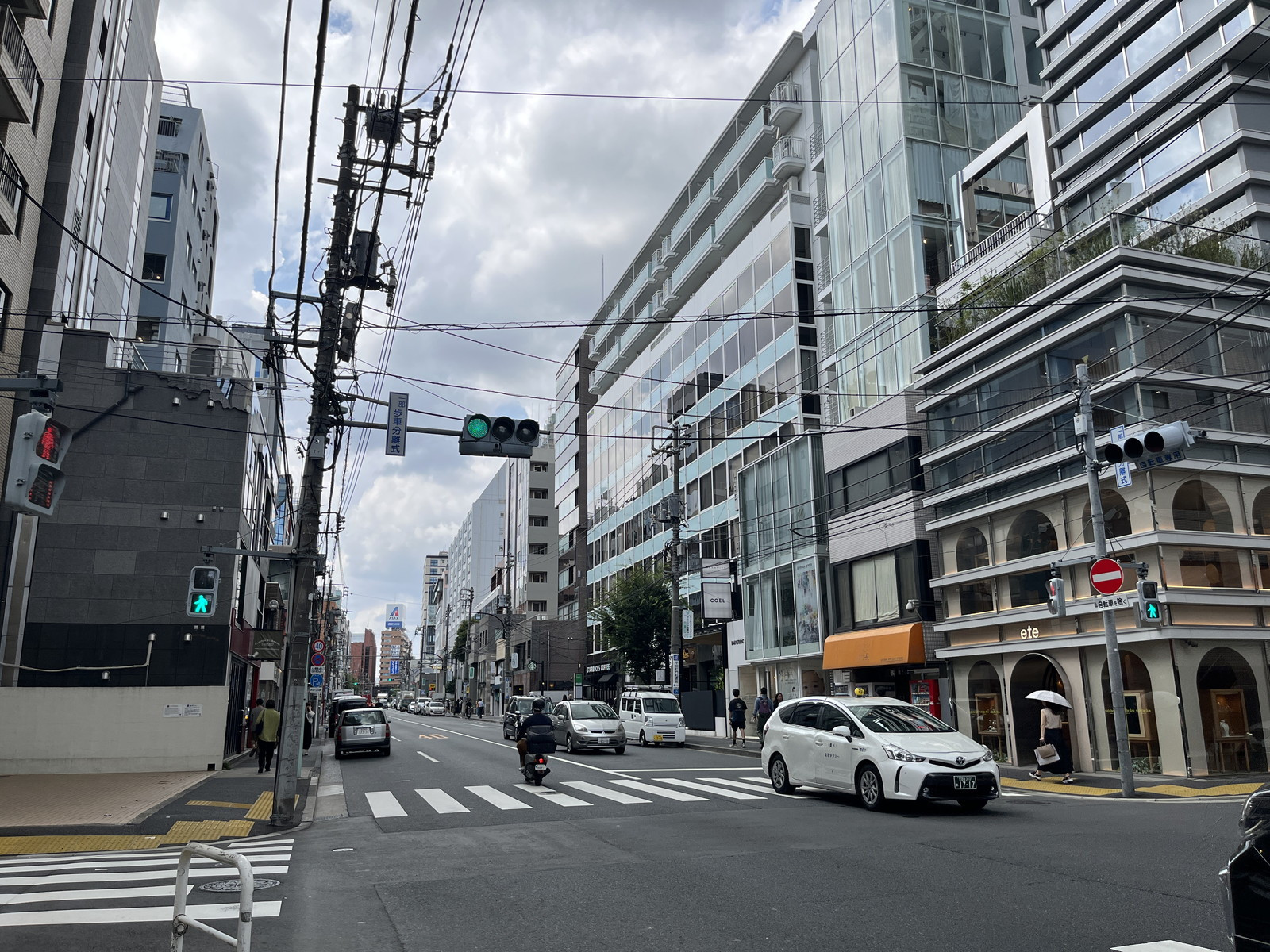 ファイン青山前面の骨董通り