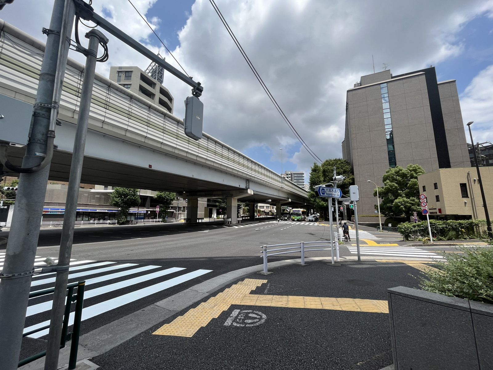 首都高沿いの通り