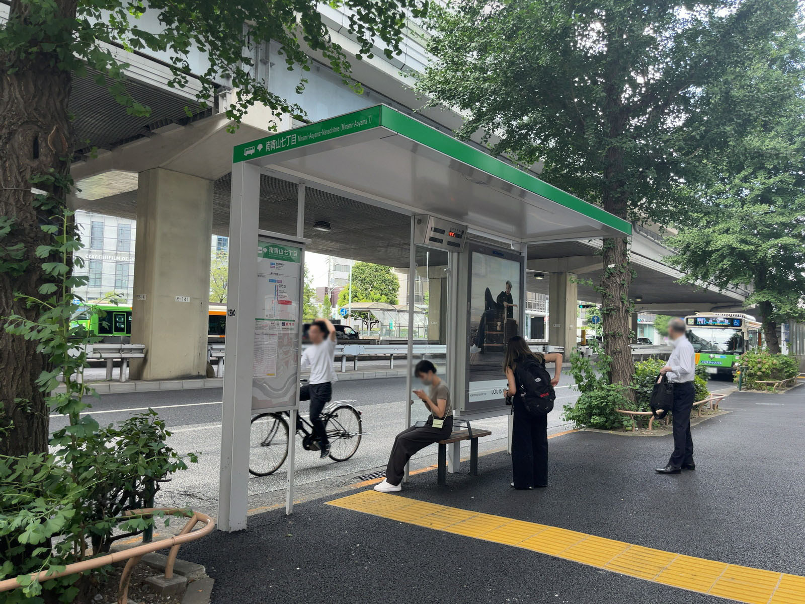 至近のバス停「南青山七丁目」