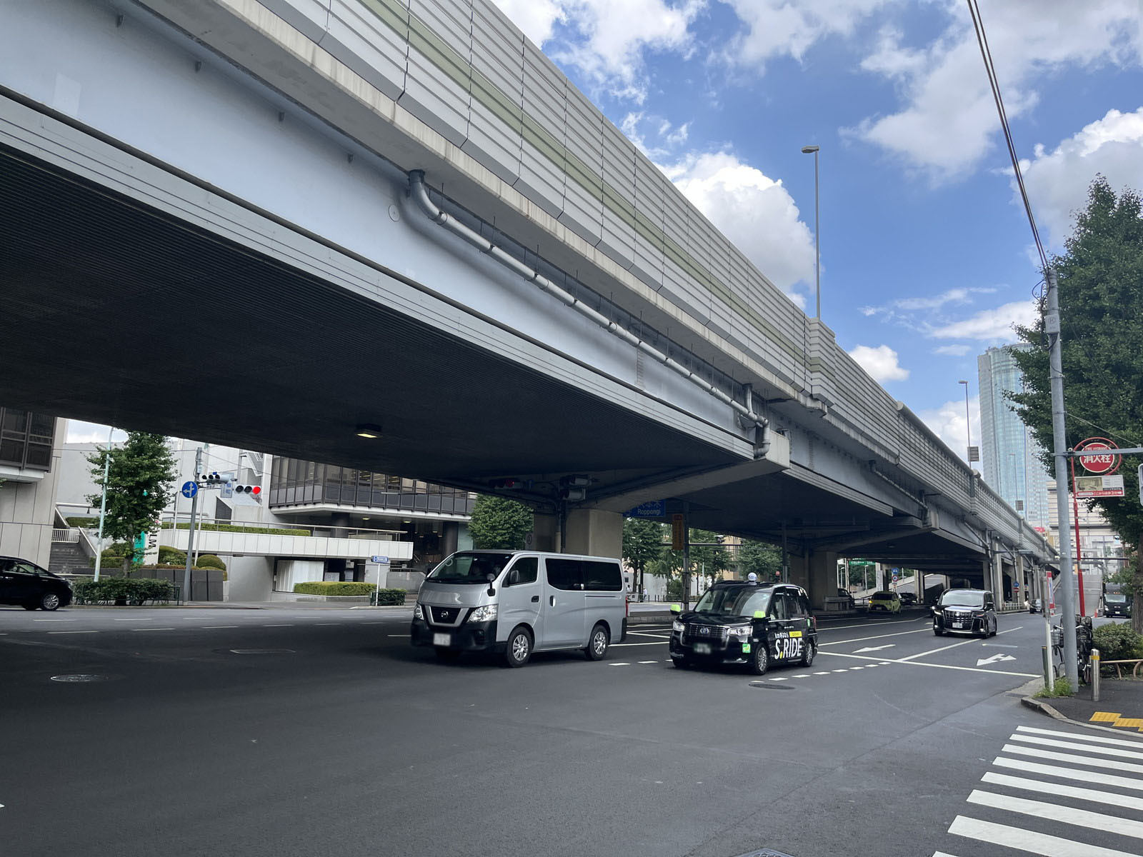 高樹ハイツ前面の六本木通り