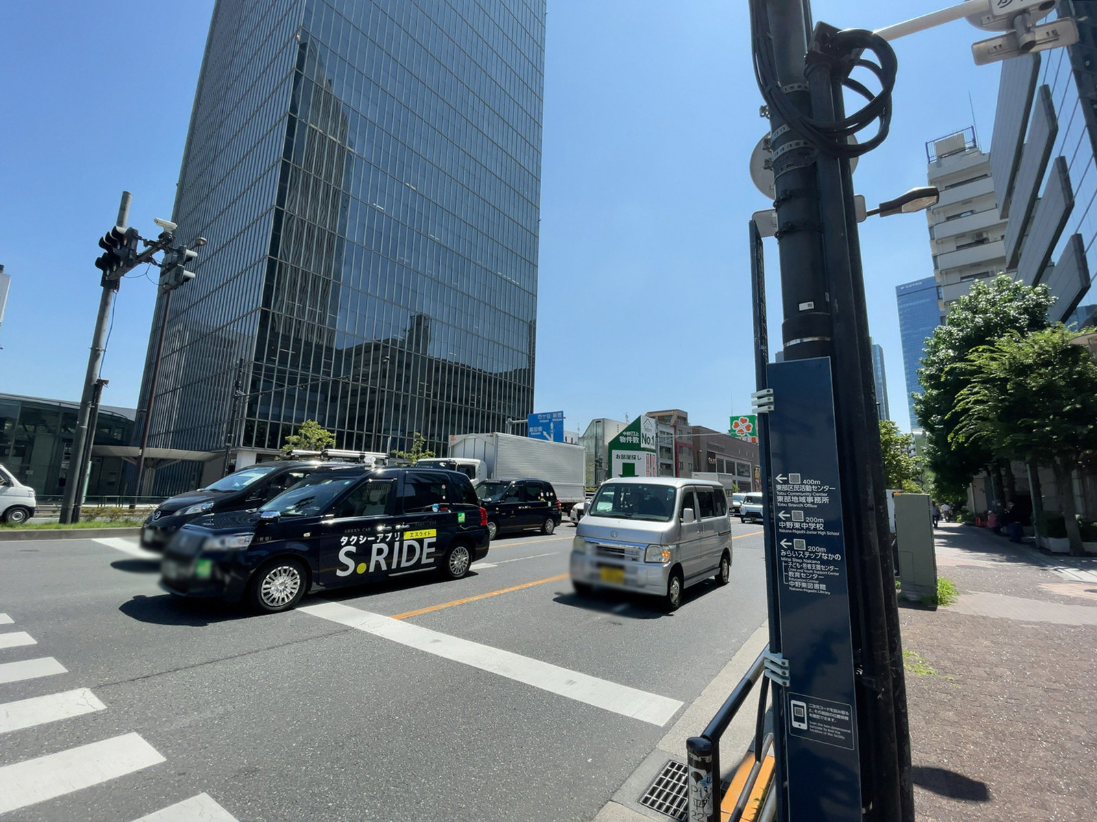 ハーモニーウィング前面の通り