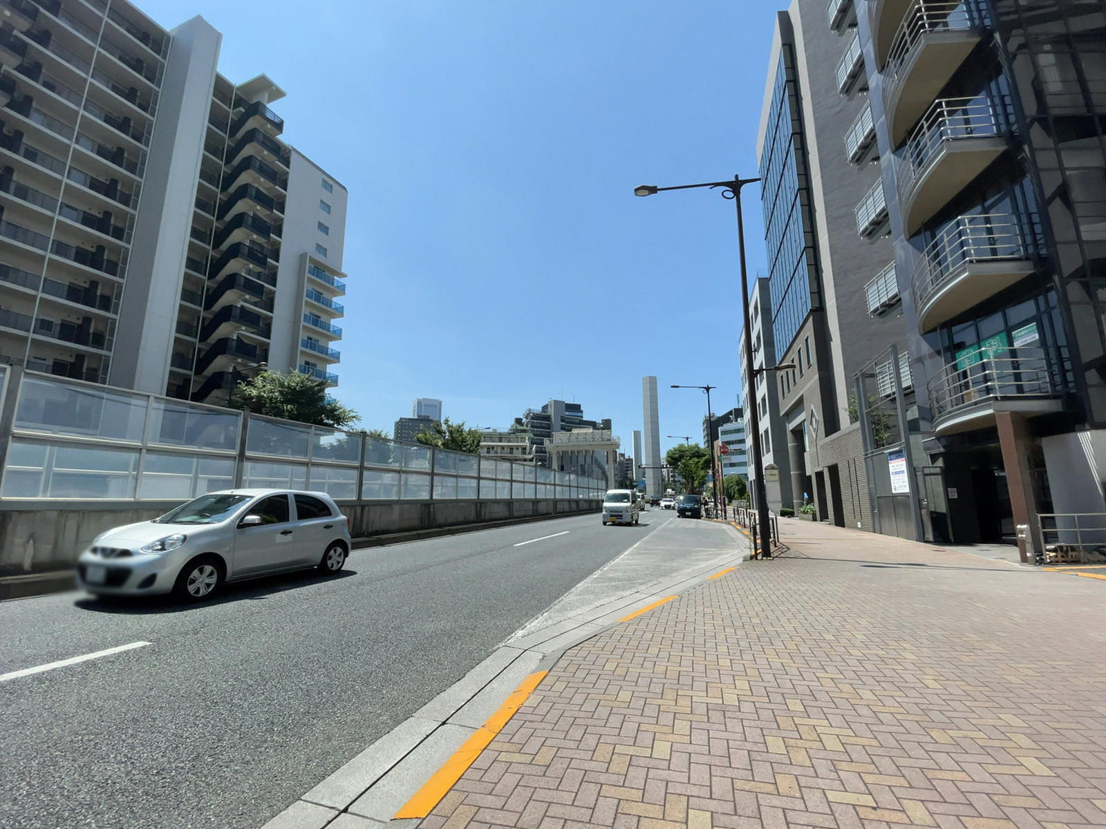 Floor&Walls中野坂上前面の通り