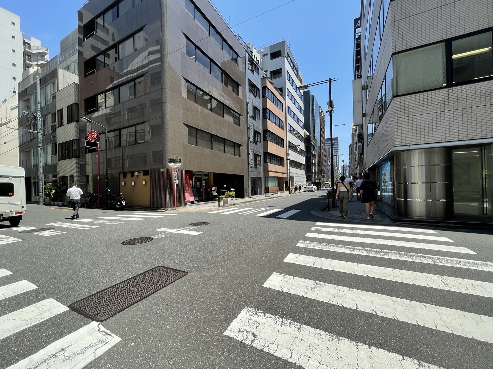 羽衣ビル前面の通り