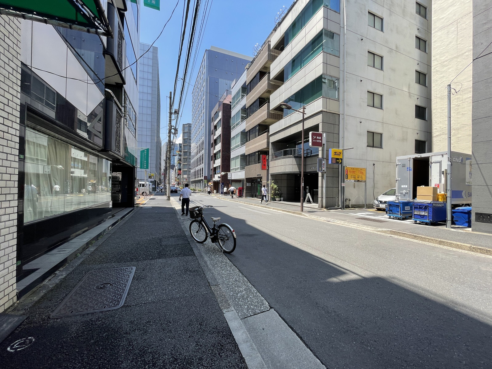 岡田ビル前面の通り