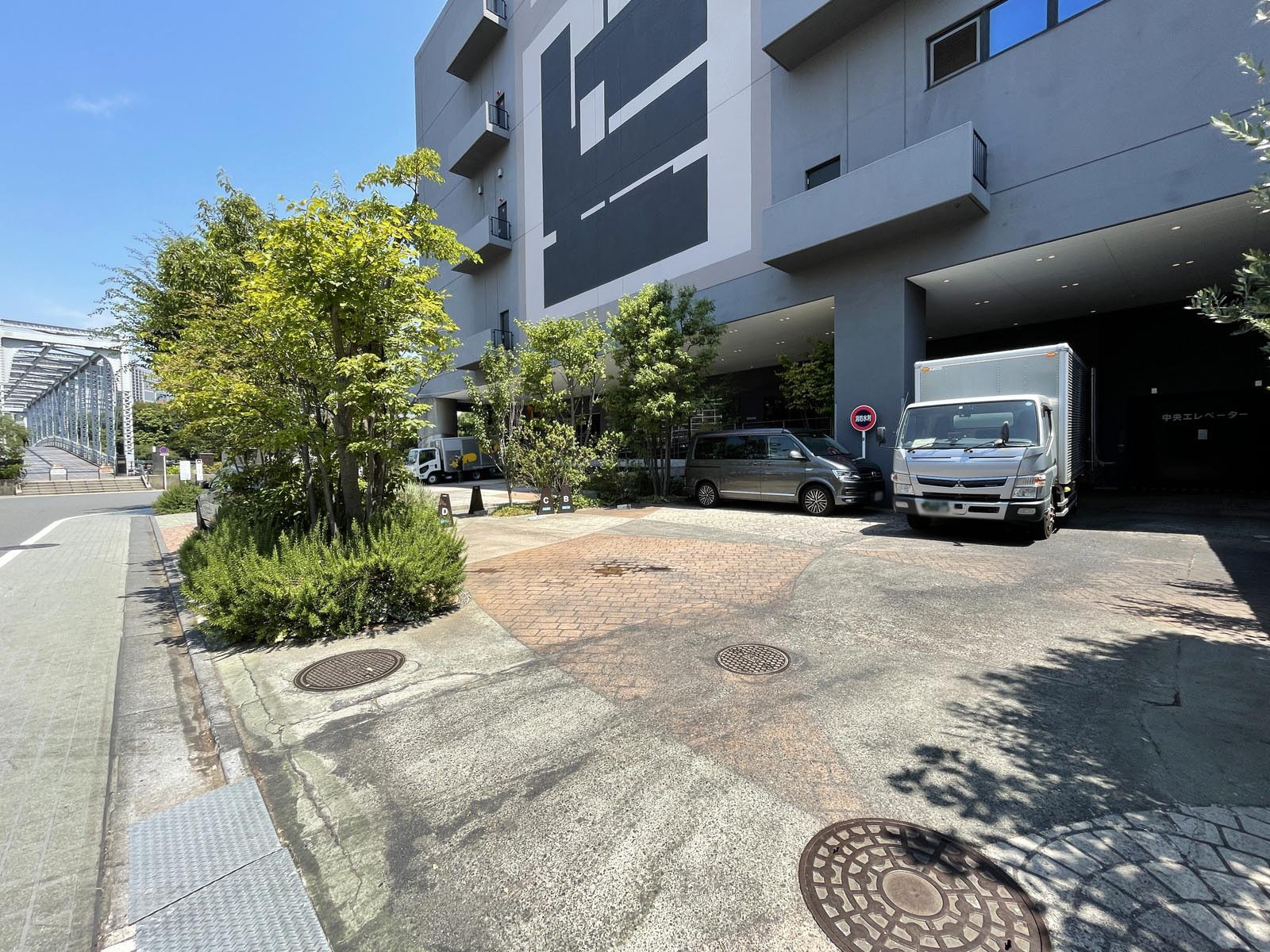 T3、T33号棟ビル前面の通り