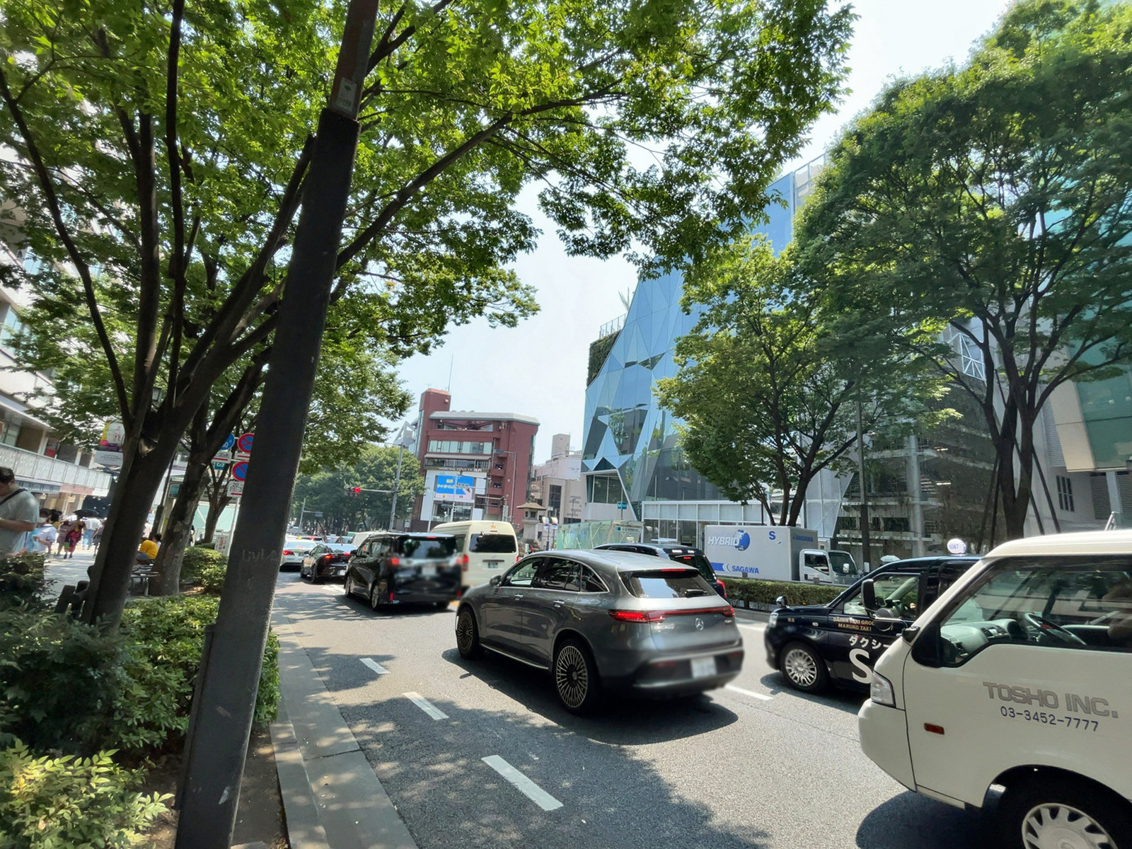 グリーンファンタジアビル前面の通り