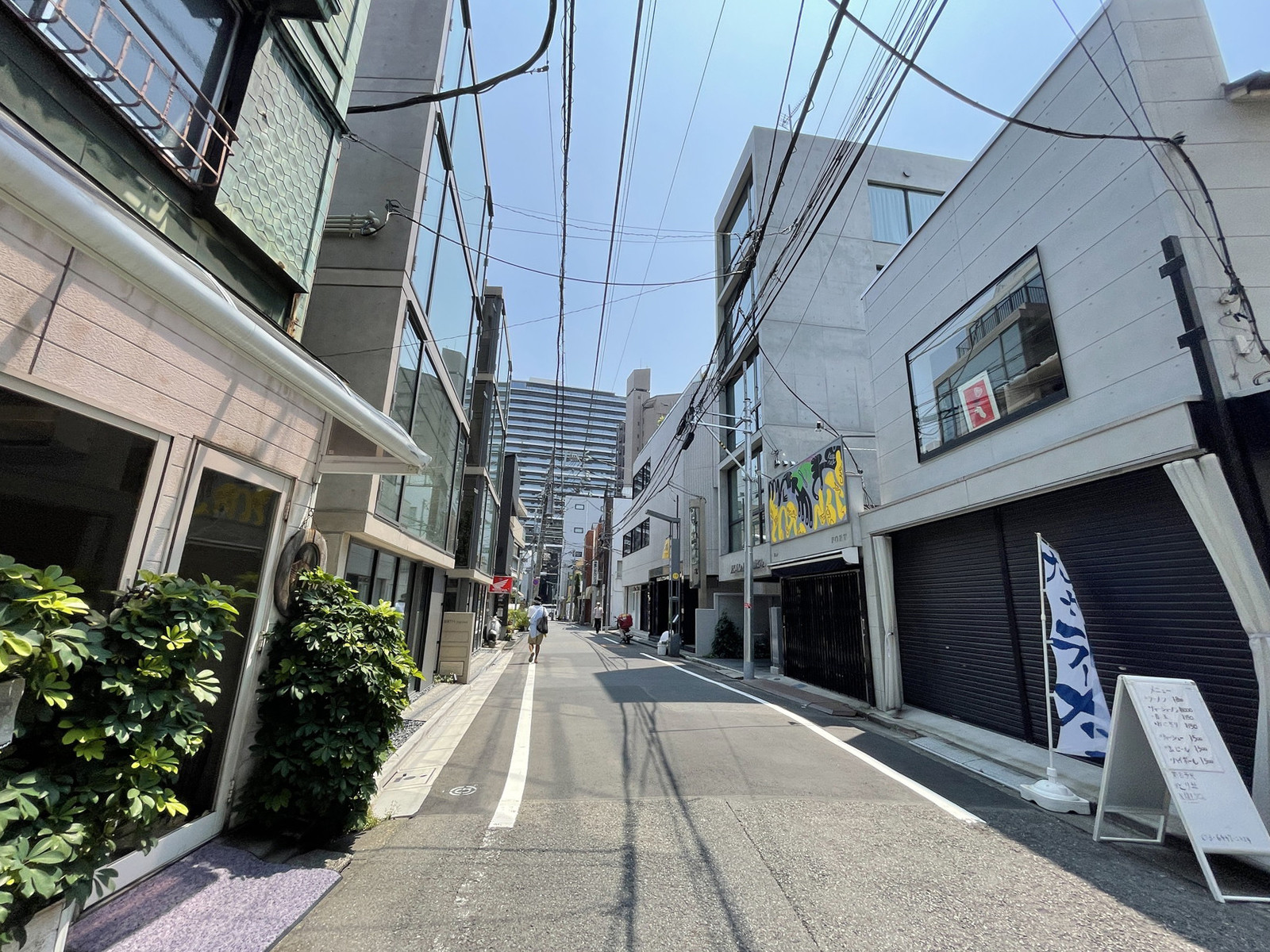 神宮前214ビル前面の通り