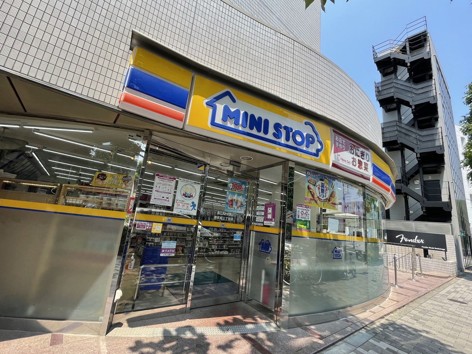 徒歩1分のミニストップ神宮前2丁目店