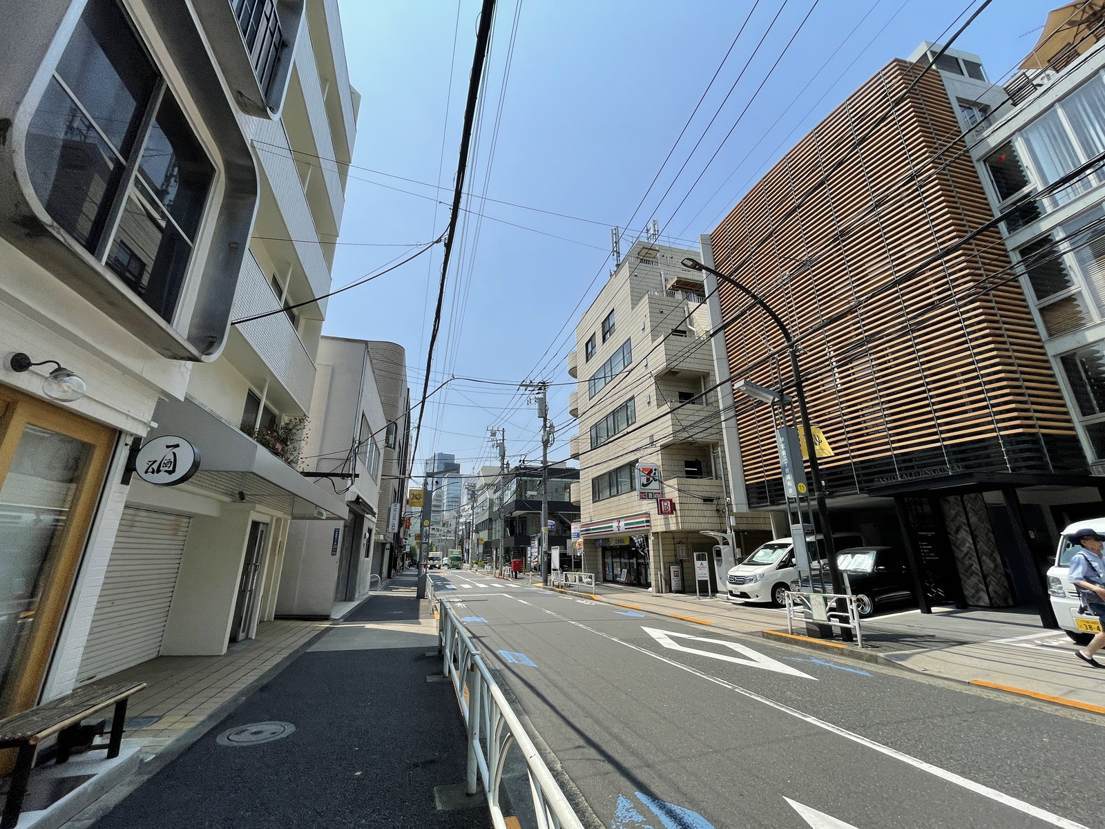 U Base 神宮前前面の通り