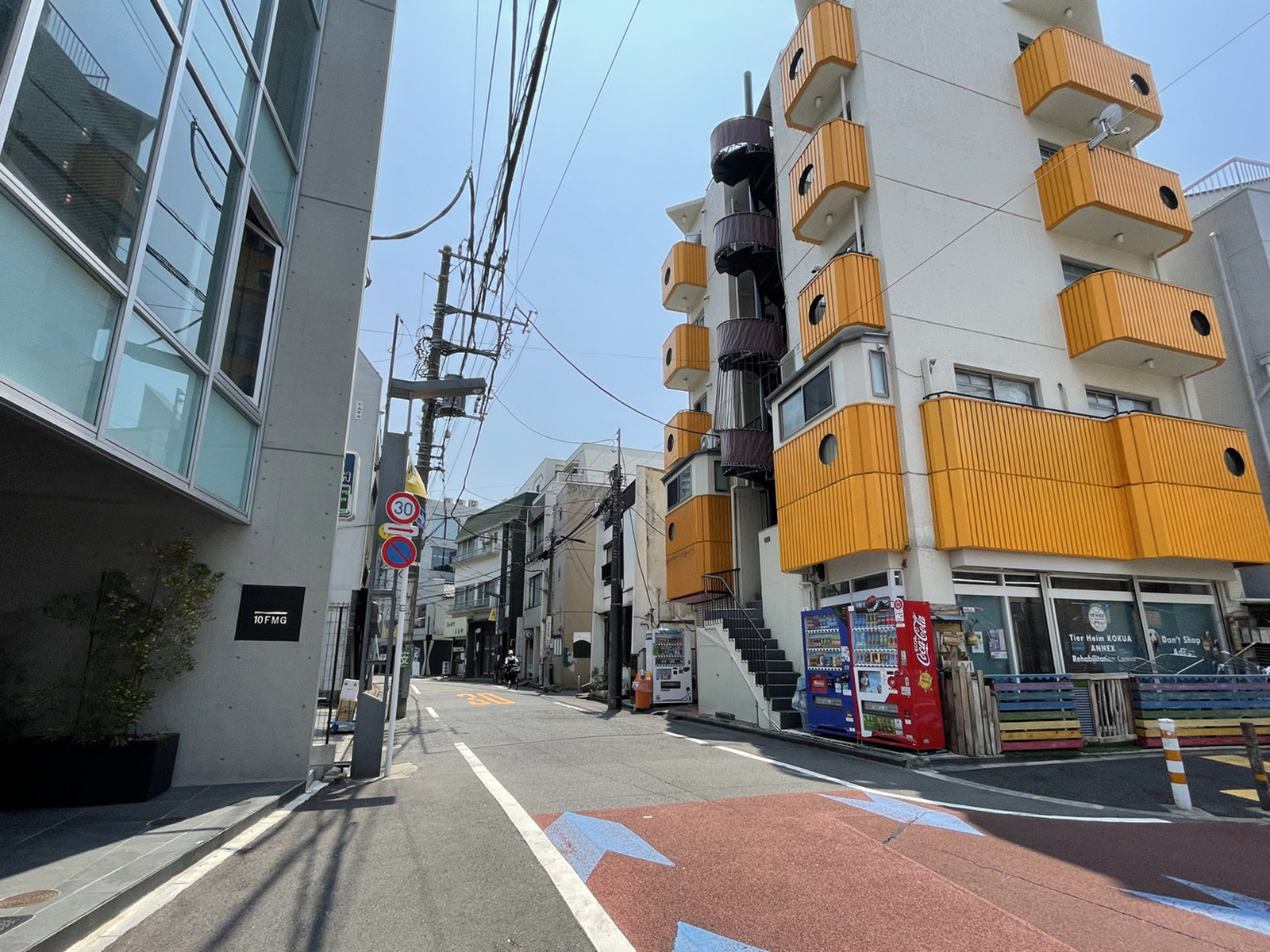 第10FMGビル前面の通り