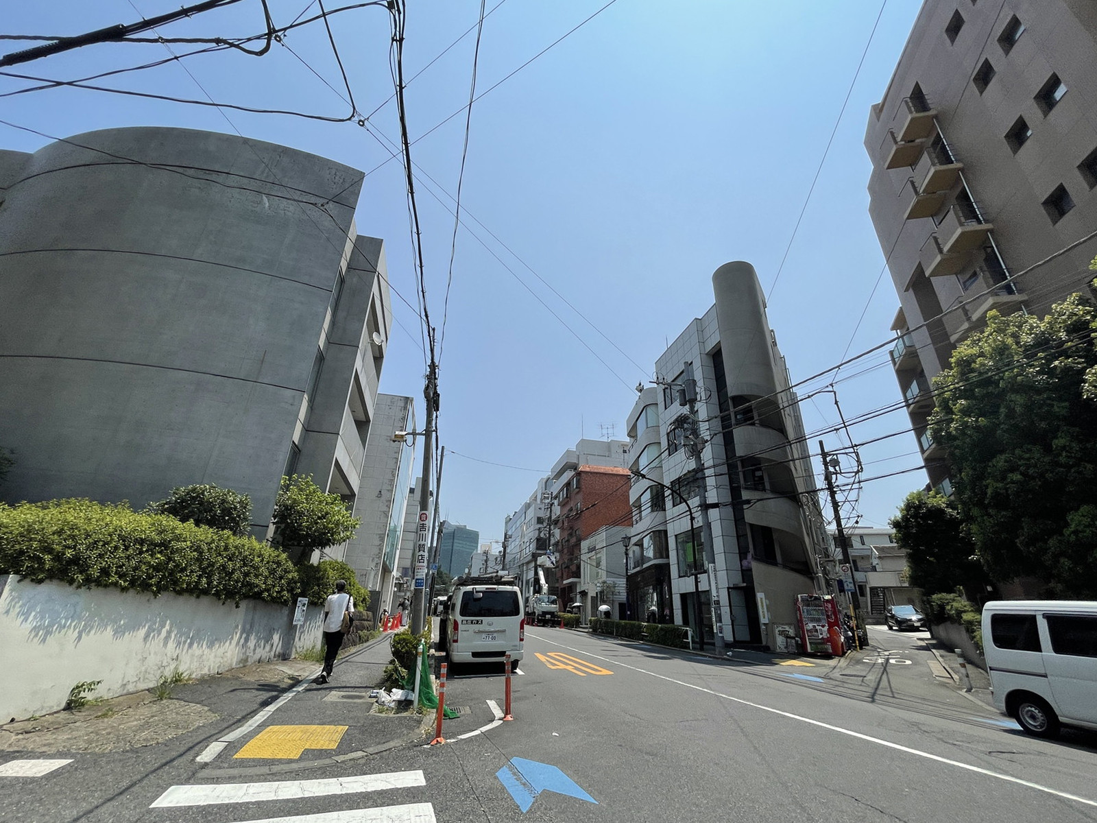 ガーデンテラス神宮前前面の通り