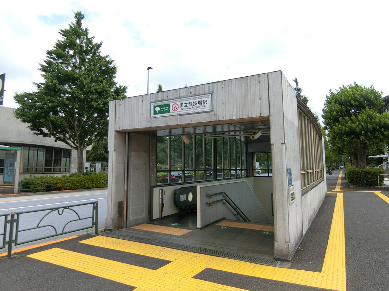 最寄りの「国立競技場駅」