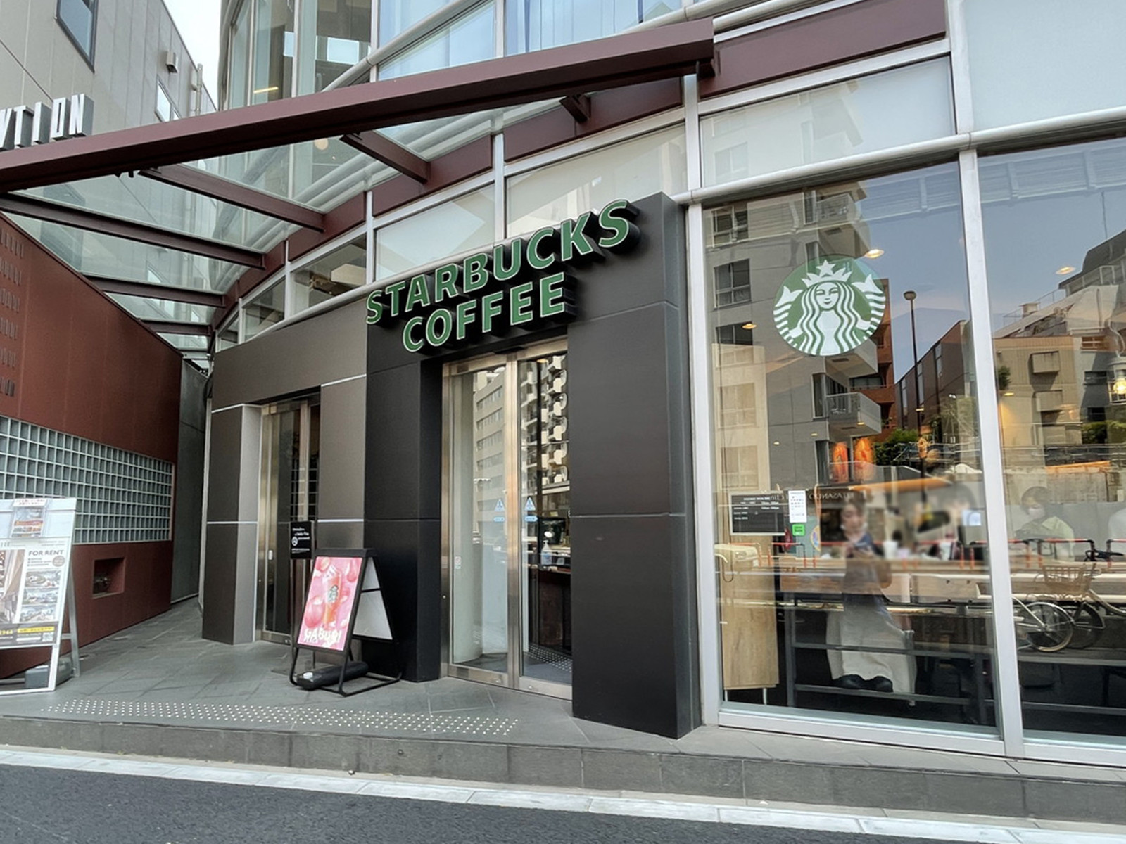 駅付近のスターバックスコーヒー北参道店