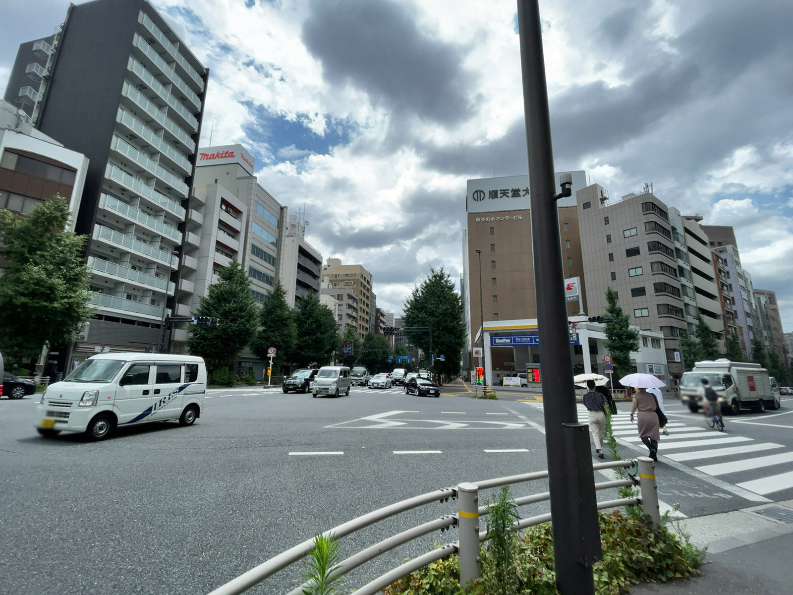 巴屋ビル前面の通り
