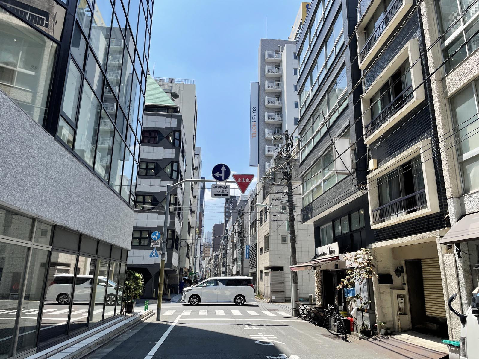 周辺はオフィス街