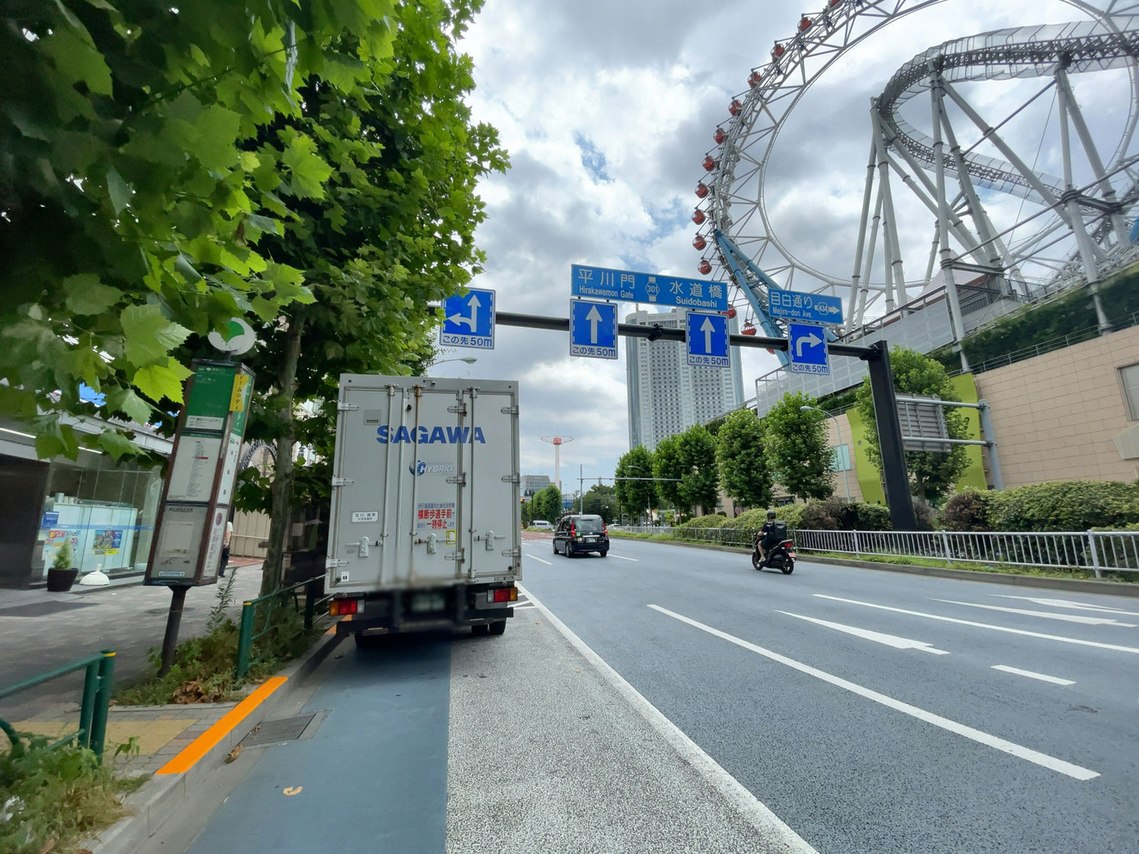 春日町ビル前面の通り