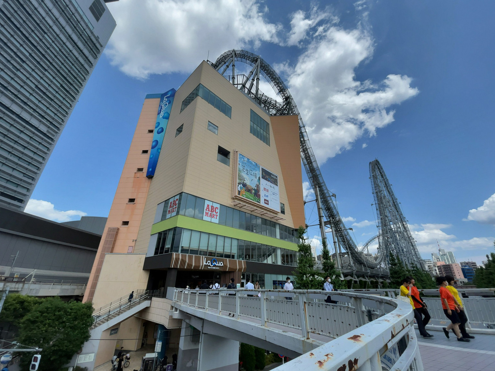 ビル前の東京ドームシティアトラクションズ