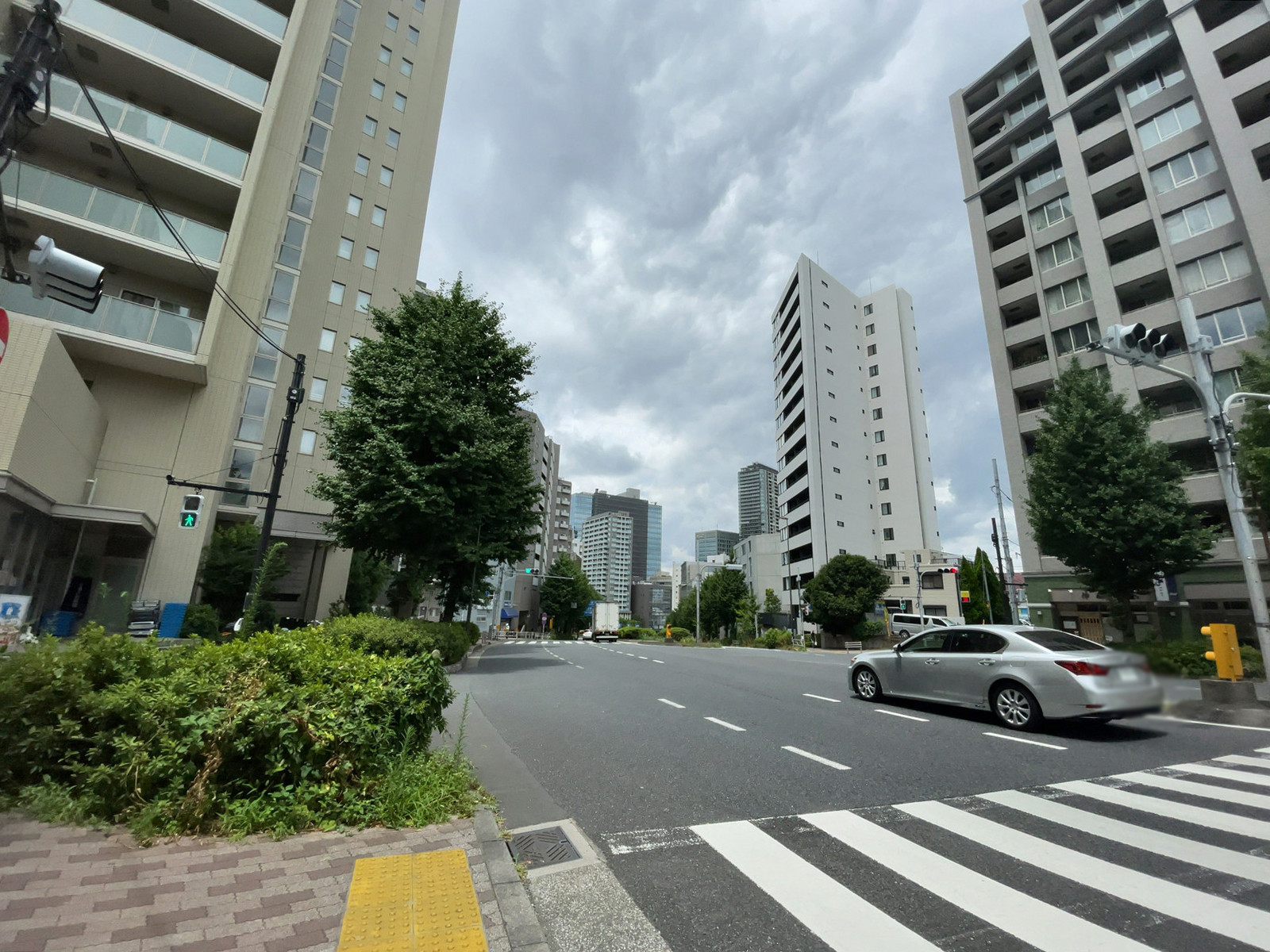 第二荒井ビル前面の通り