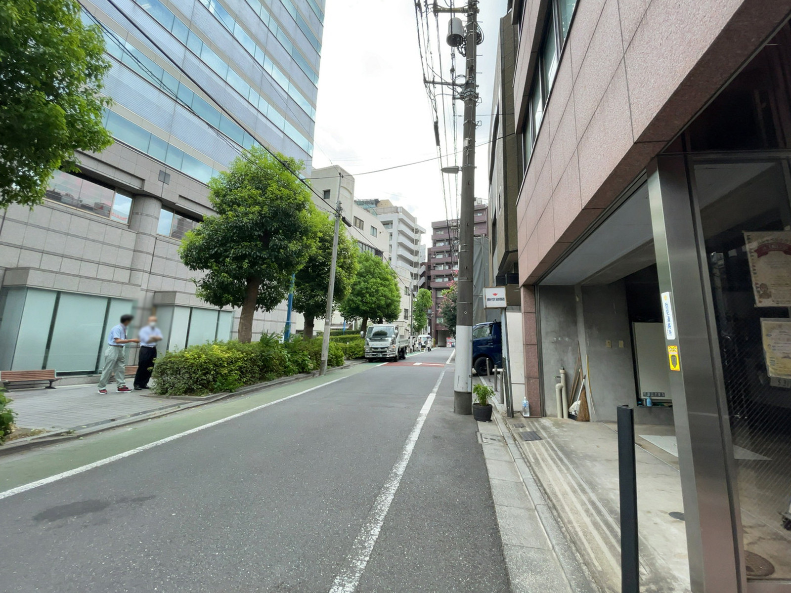 平原ビル前面の通り