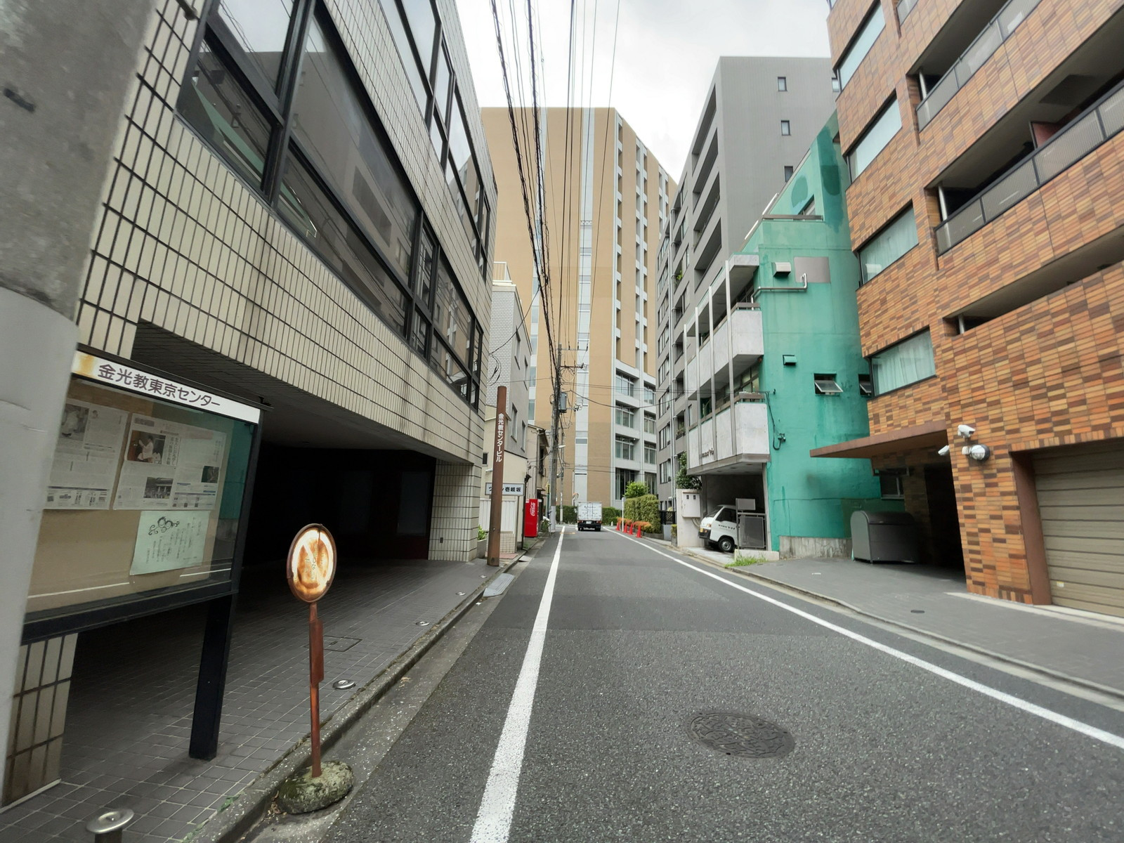 THE HILLS HONGO前面の通り