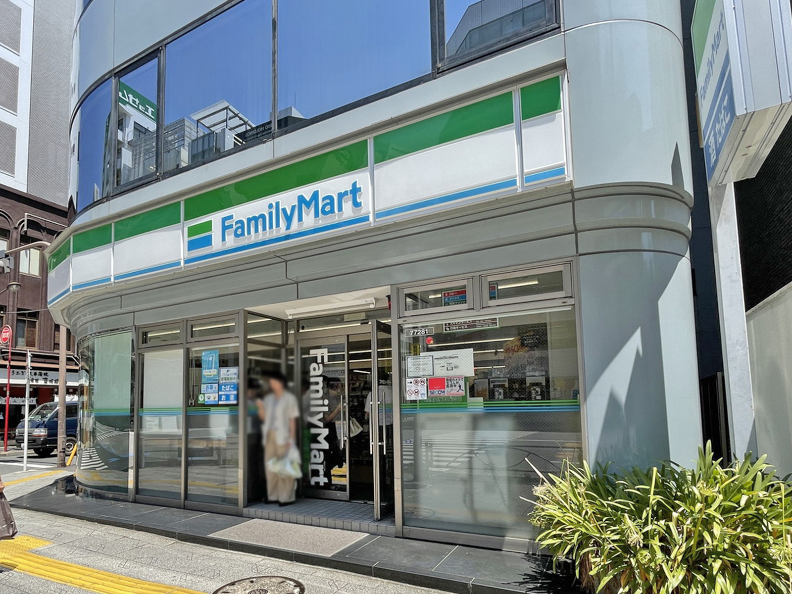 近くのファミリーマート神田鍛冶町3丁目店