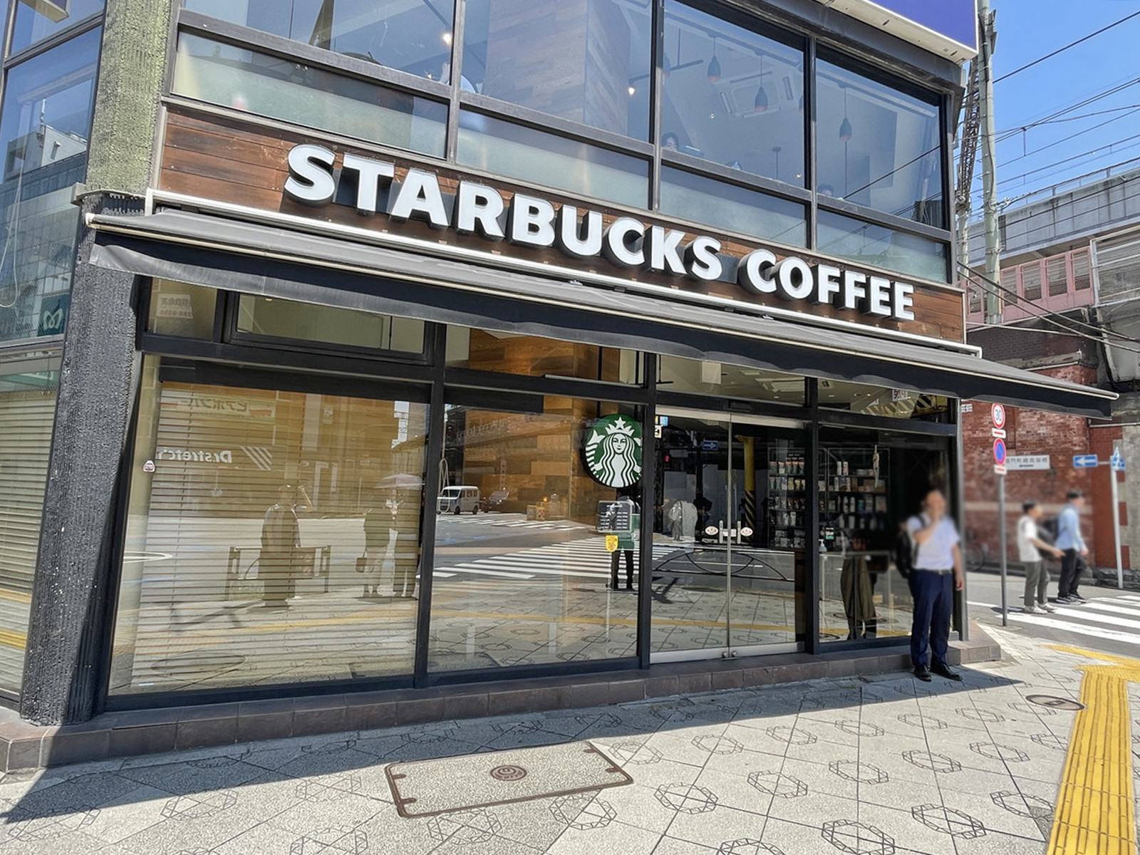 向かいのスターバックスコーヒー神田駅前店