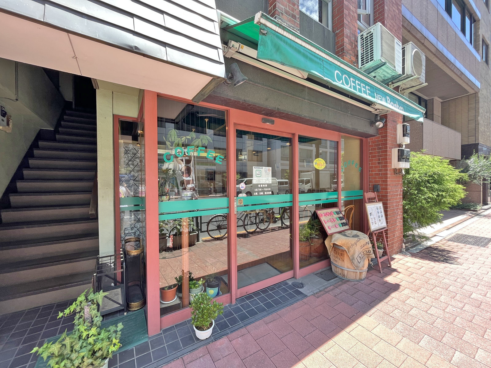 向かいの通りの喫茶店ニューバンブー