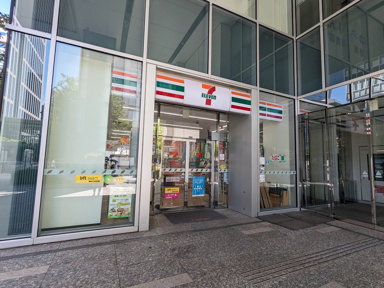 通り沿いのセブンイレブン港区港南1丁目店