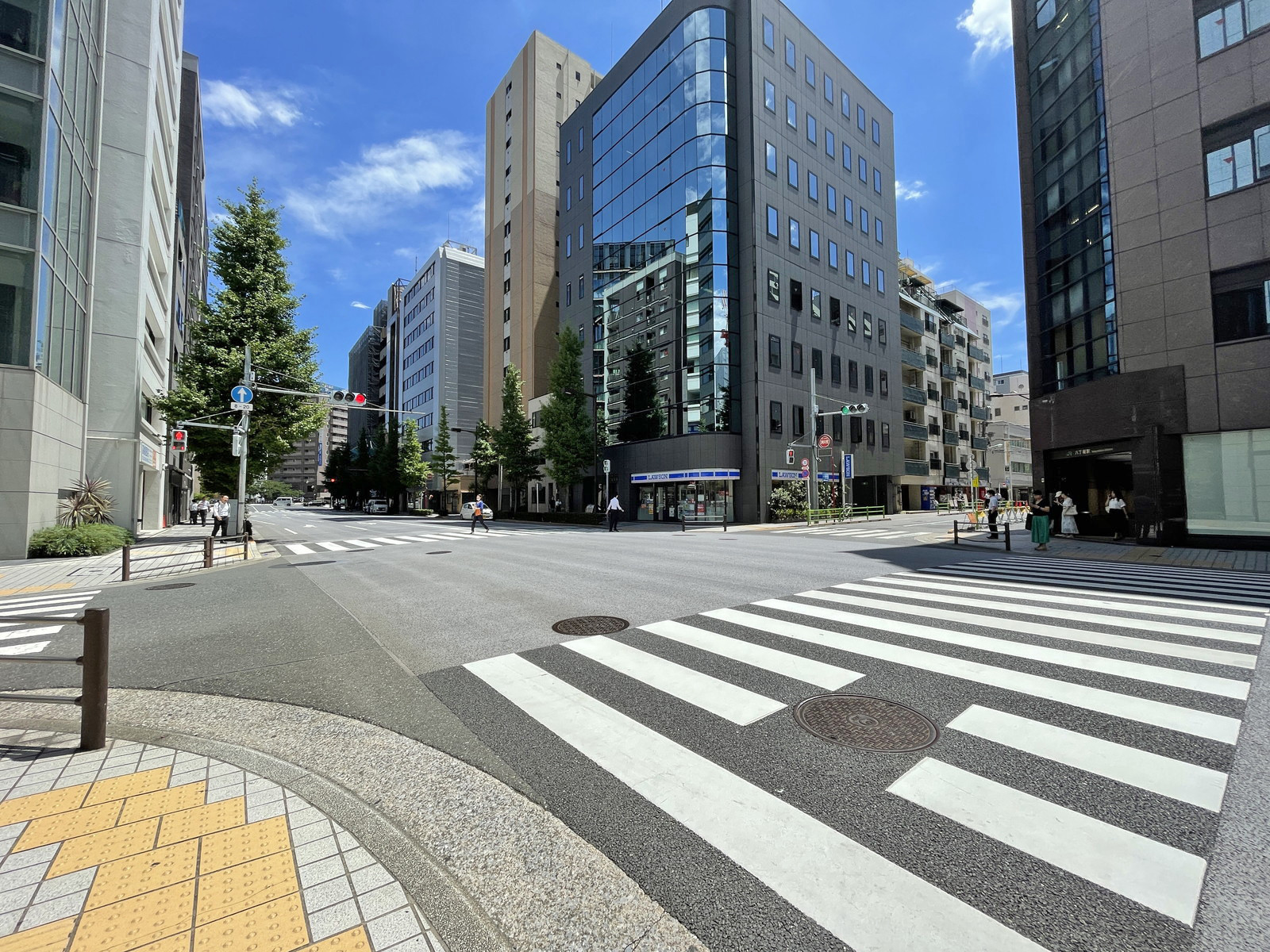 Daiwa八丁堀駅前ビル前面の通り