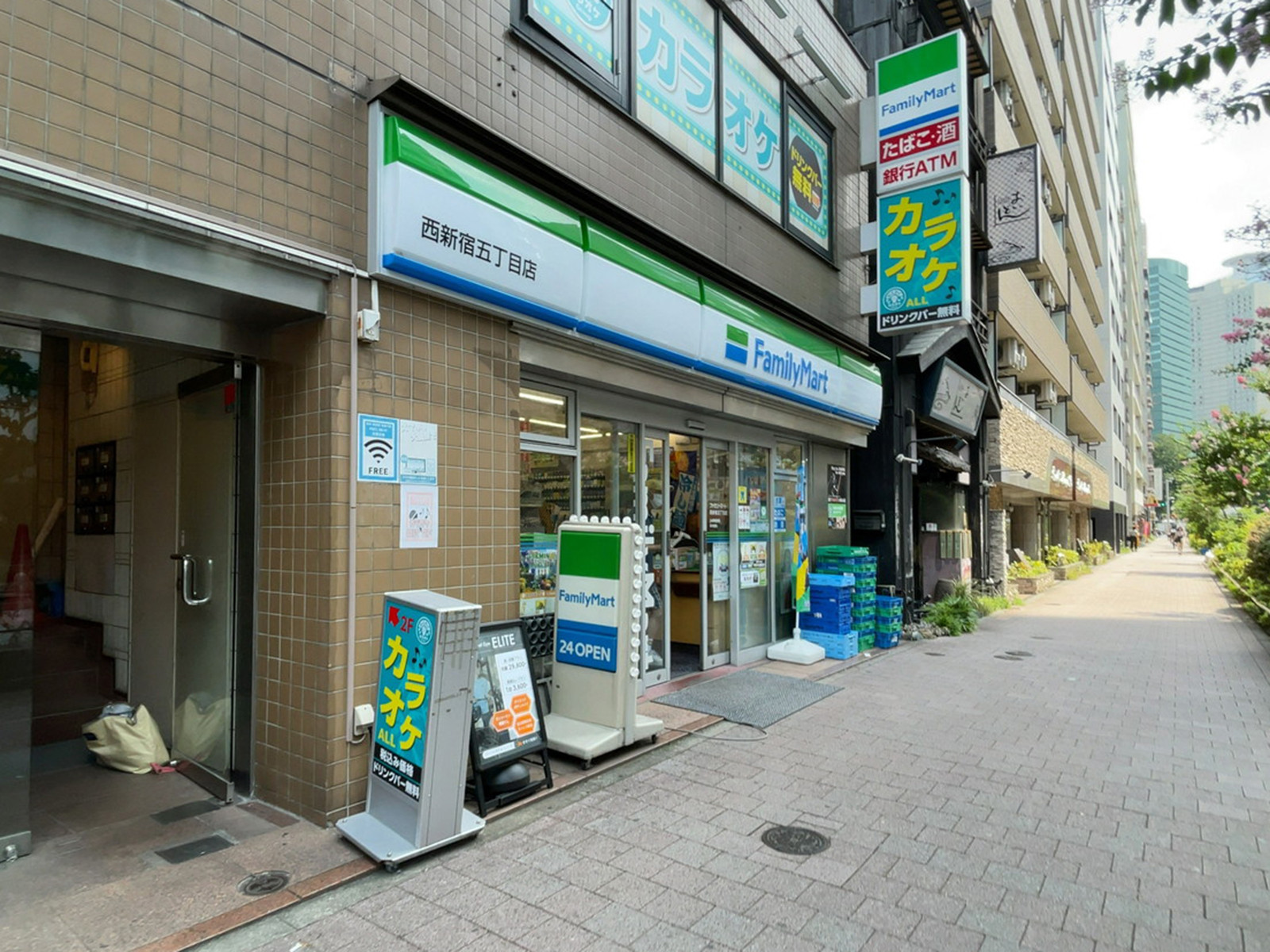 徒歩1分のファミリーマート 西新宿五丁目店