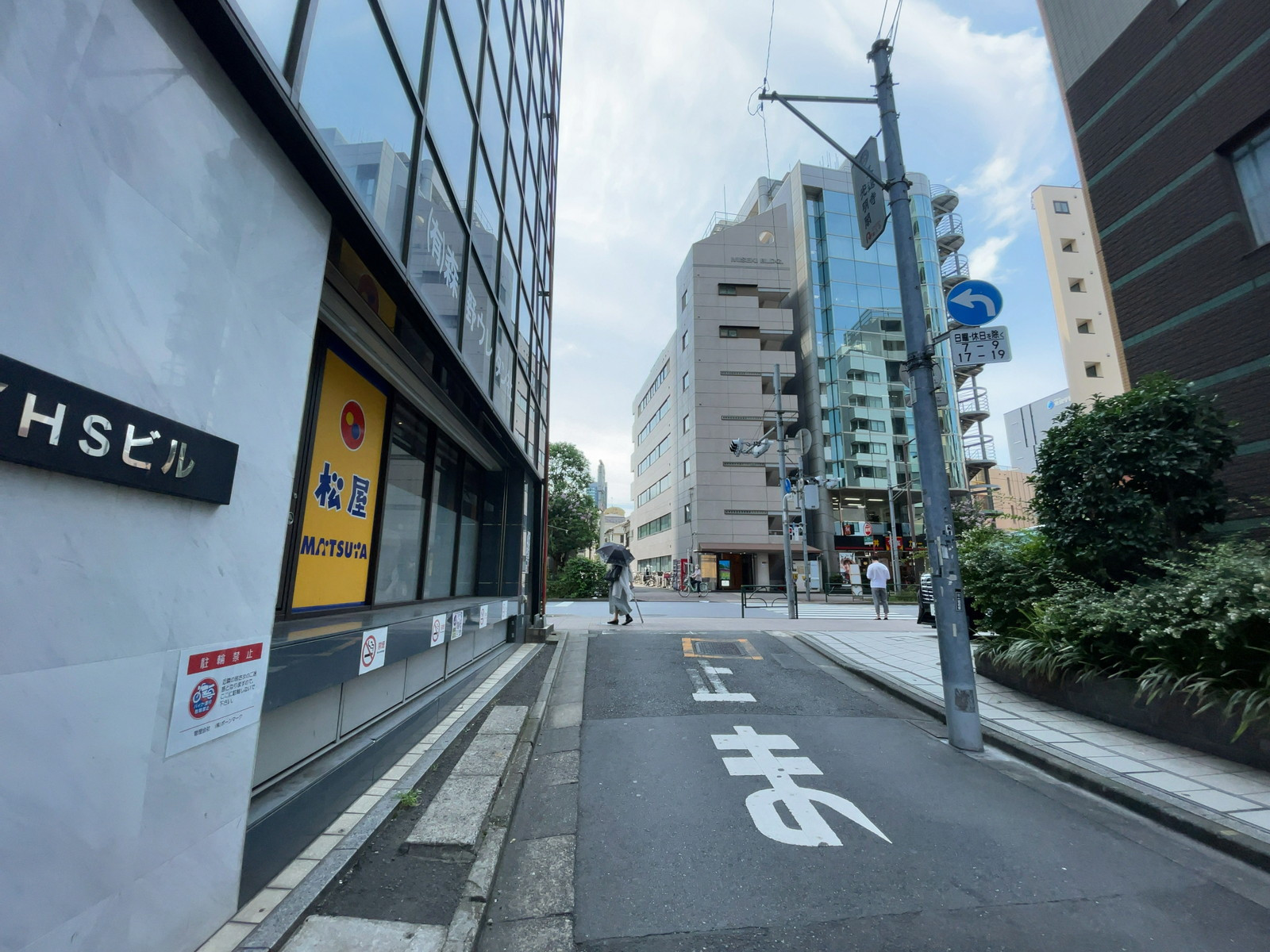 YHSビル前面の通り