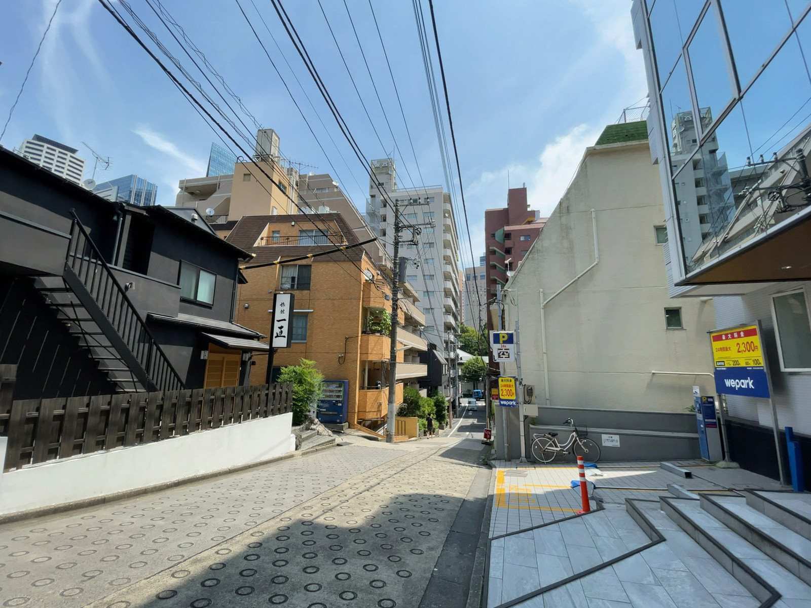 西新宿MKビル前面の通り
