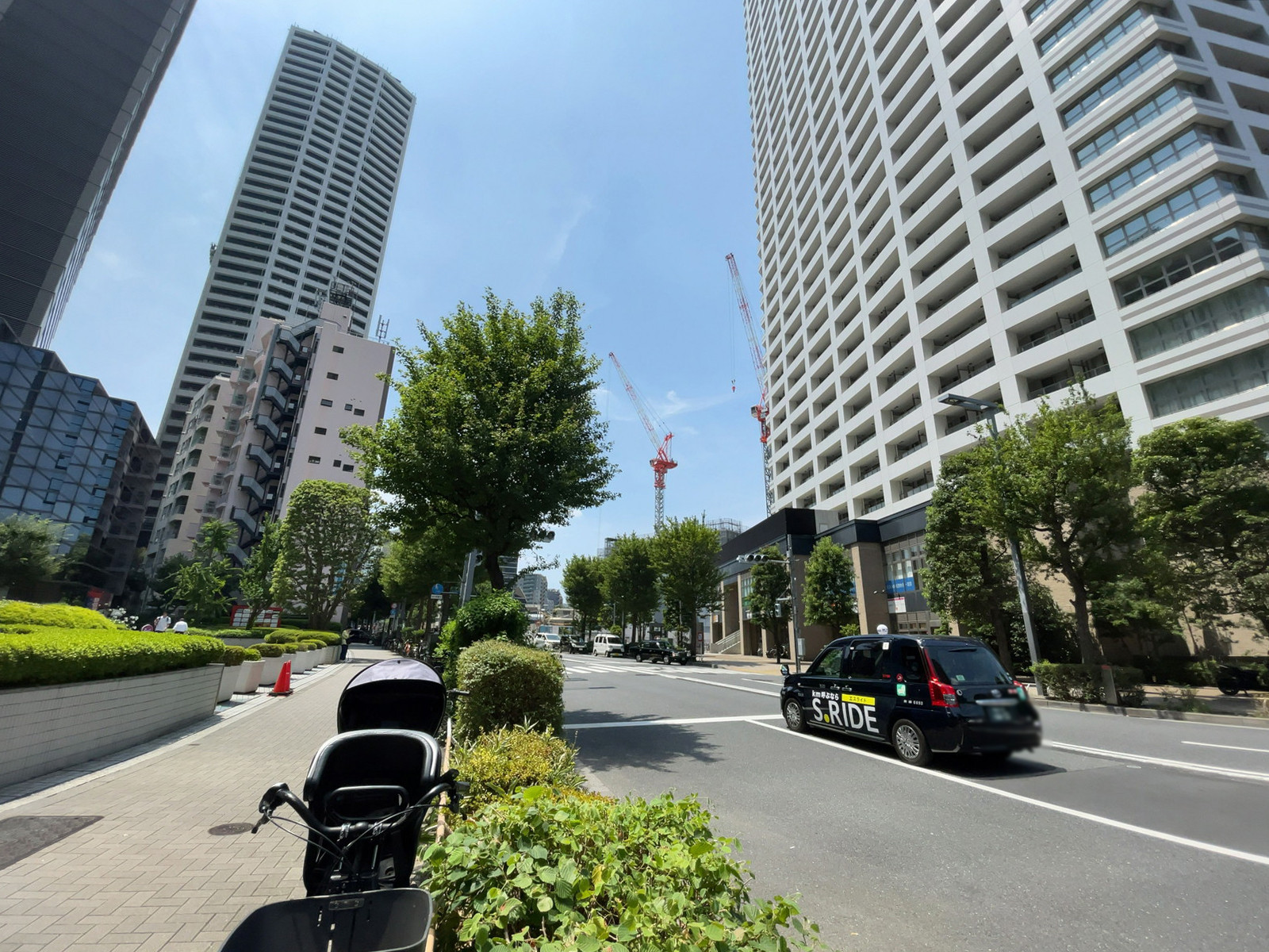 新宿スクエアタワー前面の十二社通り