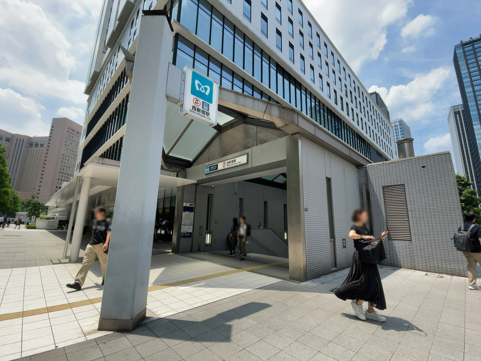 最寄りの「西新宿駅」